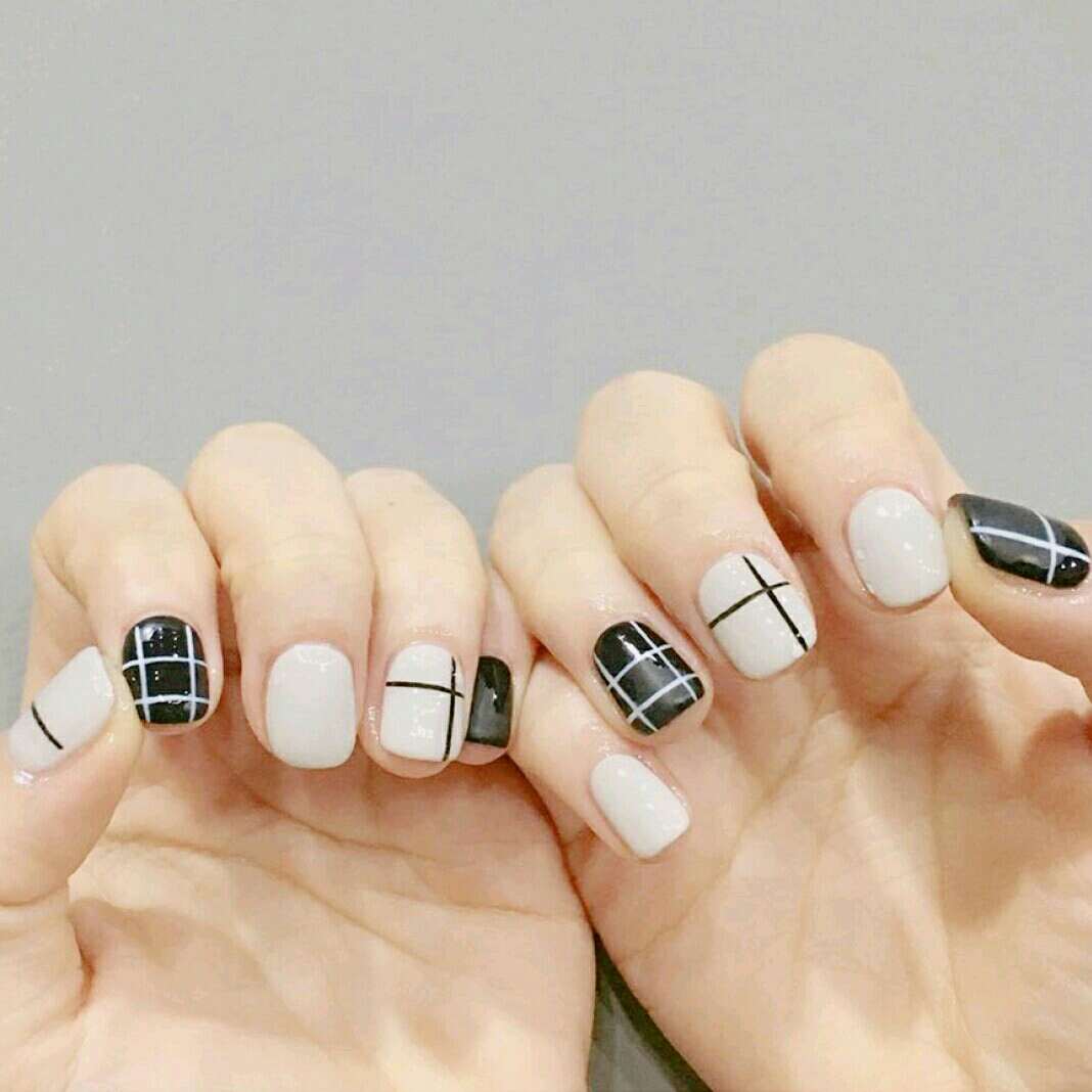 美甲- 简单黑白格