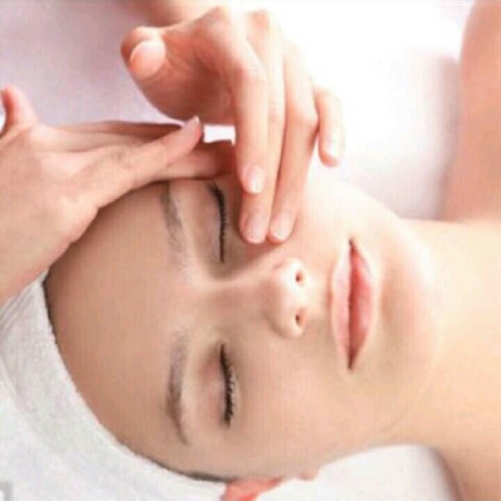 选用美国原装进口薇碧产品,配合眼部疏通按摩手法和疏通棒,促进衍周