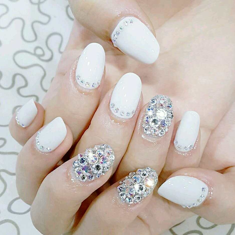 美甲- 白色时尚漂亮镶钻闪亮新娘甲