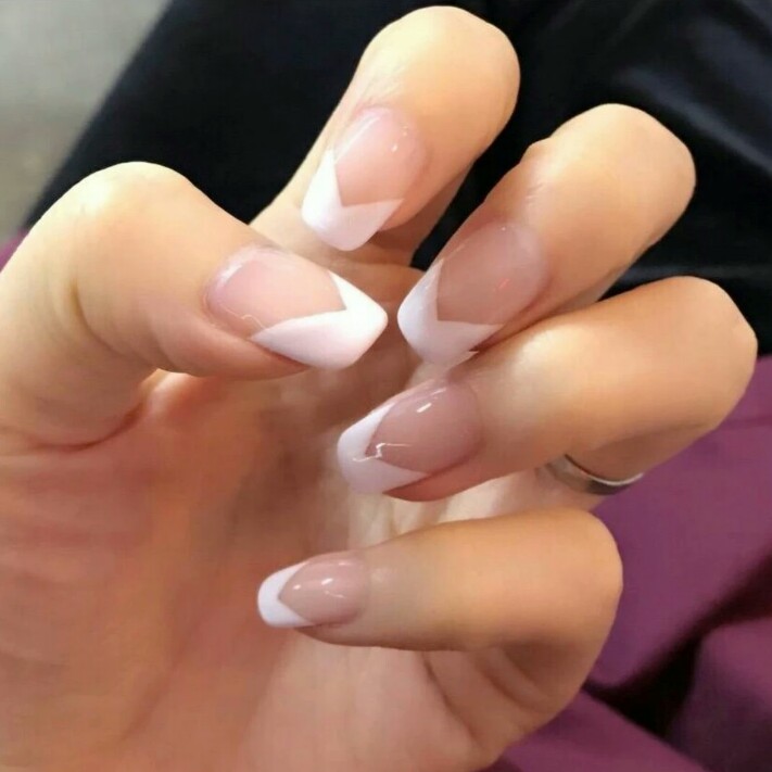 美甲- 清新干净v字法式